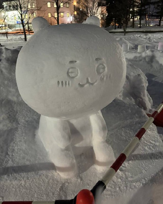 堆了个chiikawa的雪人，结果昨天下了场大雪后，变成了这个模样……堆了个chiikawa的雪人，结果昨天下了场大雪后，变成了这个模样……