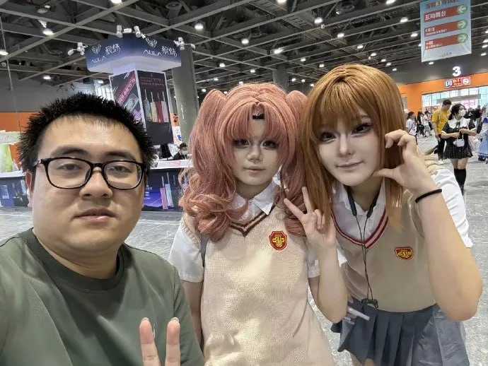 男子参加上海漫展与众多coser合拍，然后不P图直接原图发布，由于把人拍的太丑，遭cos圈集体封杀……男子参加上海漫展与众多coser合拍，然后不P图直接原图发布，由于把人拍的太丑，遭cos圈集体封杀……