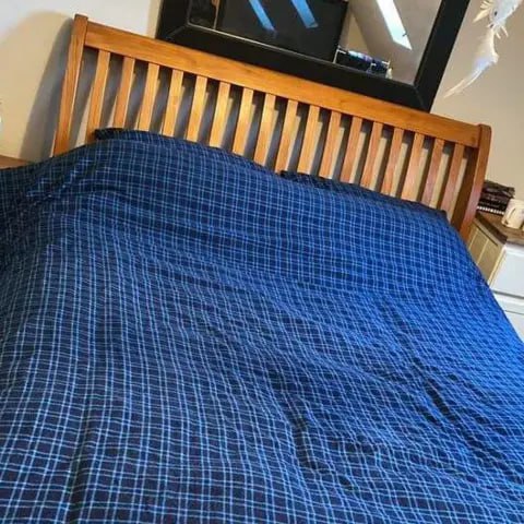 段子成真😅英国男子Tommy Lynch一觉醒来发现自己变成了阿凡达，皮肤变蓝，紧急送医后发现是他的床单掉色了……Tommy Lynch说