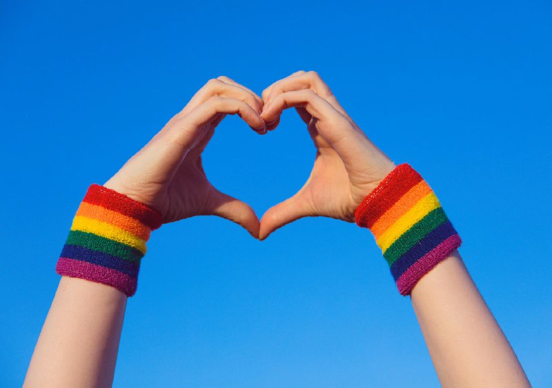 根据调查统计，去年美国成年人中LGBTQ+群体占比增加到了7.2% 🌈