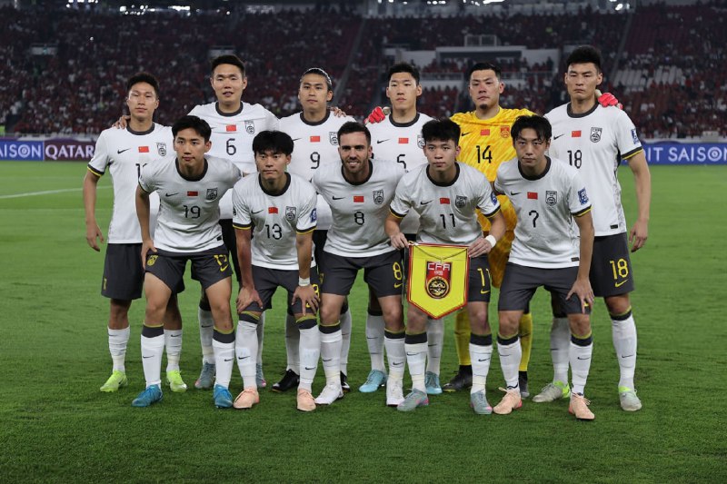 国足无缘2026世界杯国足客场0-1不敌印尼，遭遇四连败提前一轮被淘汰，彻底无缘2026美加墨世界杯，这也是68年来国足首次输给印尼
