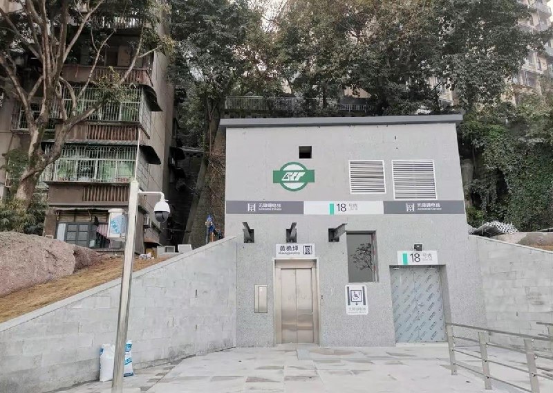 重庆一地铁出入口被吐槽像公厕近日，有网友在社交媒体上发帖称