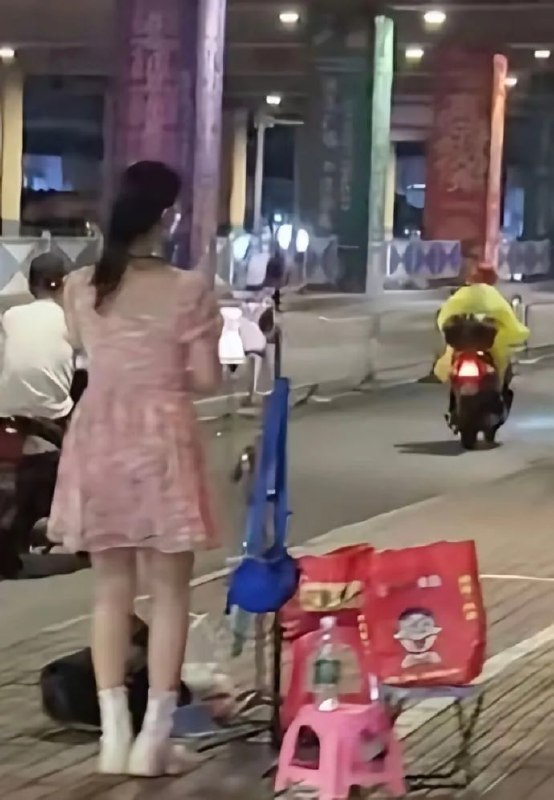 路边美女主播，怎么搭讪？😋路边美女主播，怎么搭讪？😋