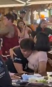 看得出来这位兄弟害怕极了……看得出来这位兄弟害怕极了……