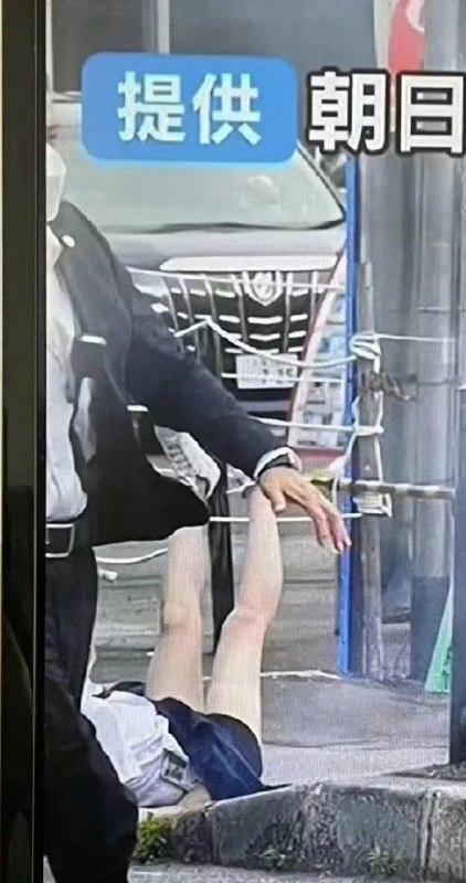 安倍遇刺时被撞骨折的路人获赔2022年7月8日上午11时，日本前首相安倍晋三在奈良市街头演讲时遭枪击身亡，震惊日本社会