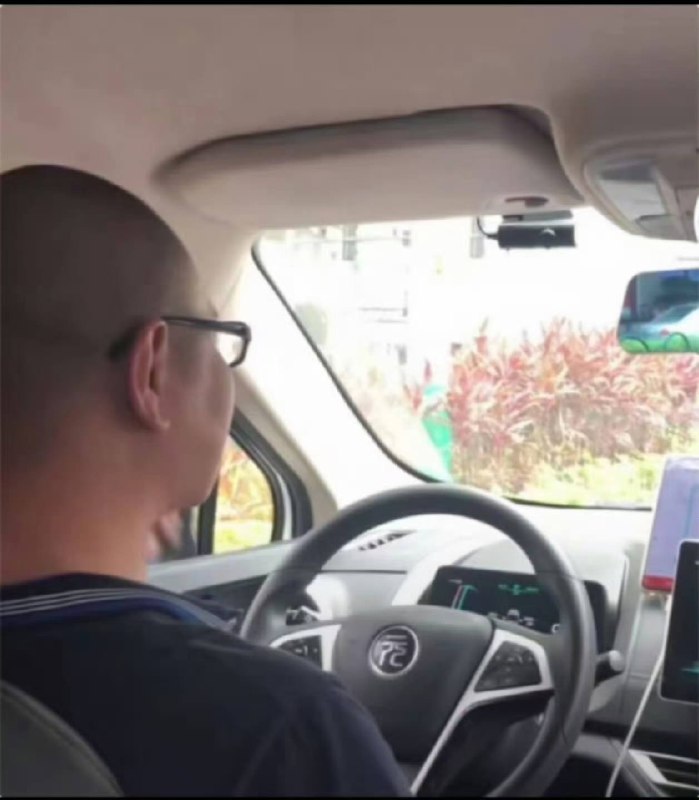 打了个车，司机怪怪的