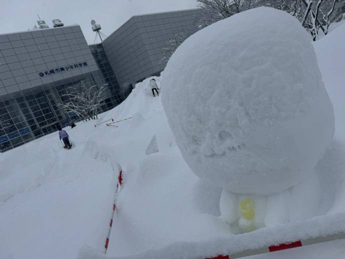 堆了个chiikawa的雪人，结果昨天下了场大雪后，变成了这个模样……堆了个chiikawa的雪人，结果昨天下了场大雪后，变成了这个模样……