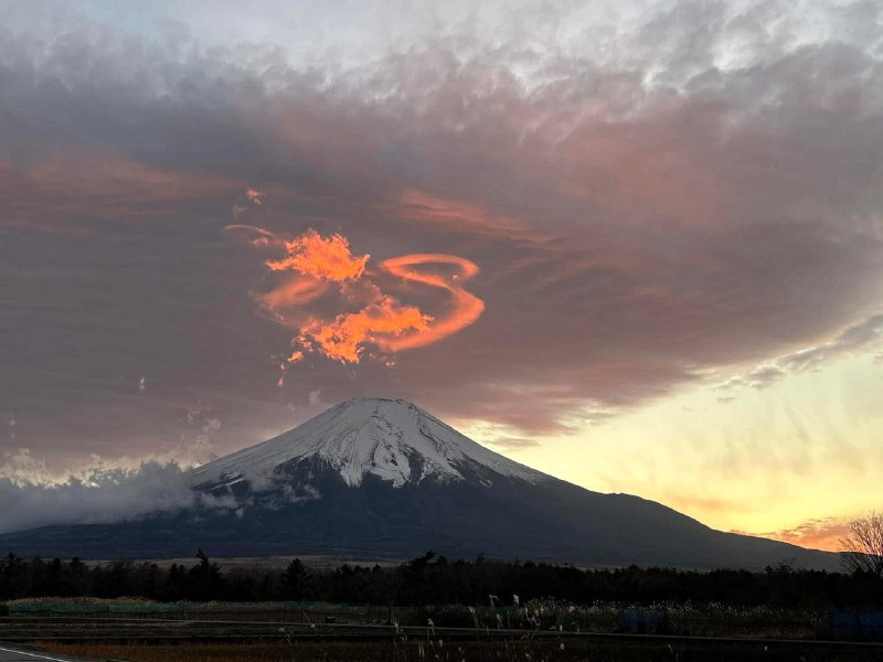 近期在富士山上出现的龙形云朵😮近期在富士山上出现的龙形云朵😮