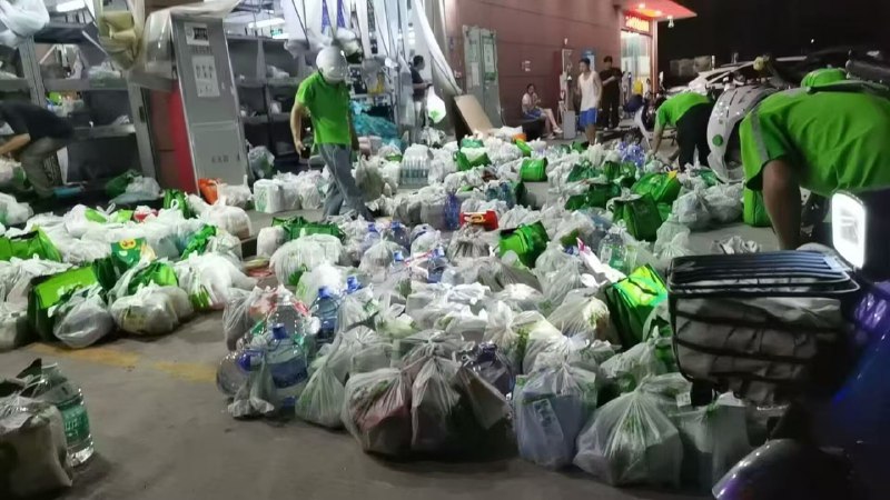 台风来临前的深圳外卖员台风来临前的深圳外卖员