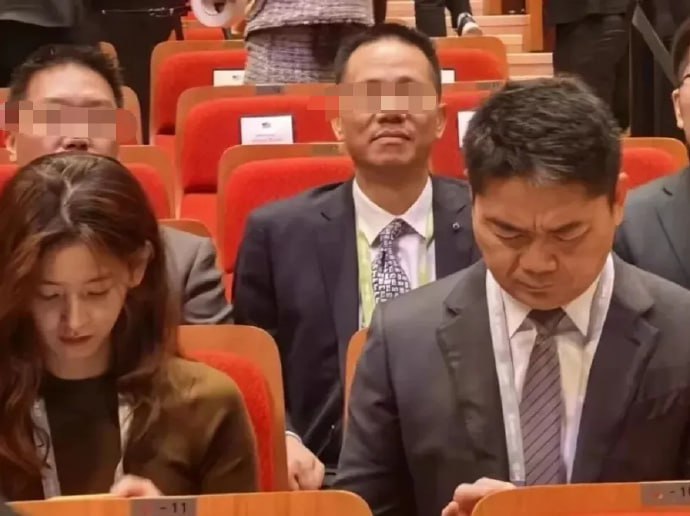 11月1日，刘强东在APEC峰会期间被拍到表情严肃的现场照片，随后他在朋友圈幽默发文