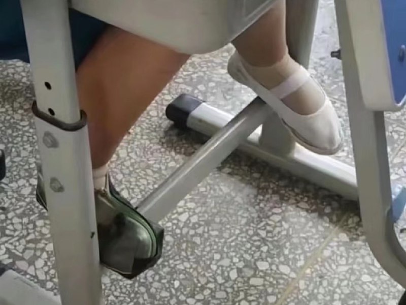 班里小女孩跑丢了一只鞋🙃班里小女孩跑丢了一只鞋🙃