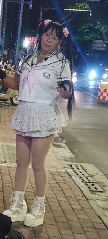 路边美女主播，怎么搭讪？😋路边美女主播，怎么搭讪？😋