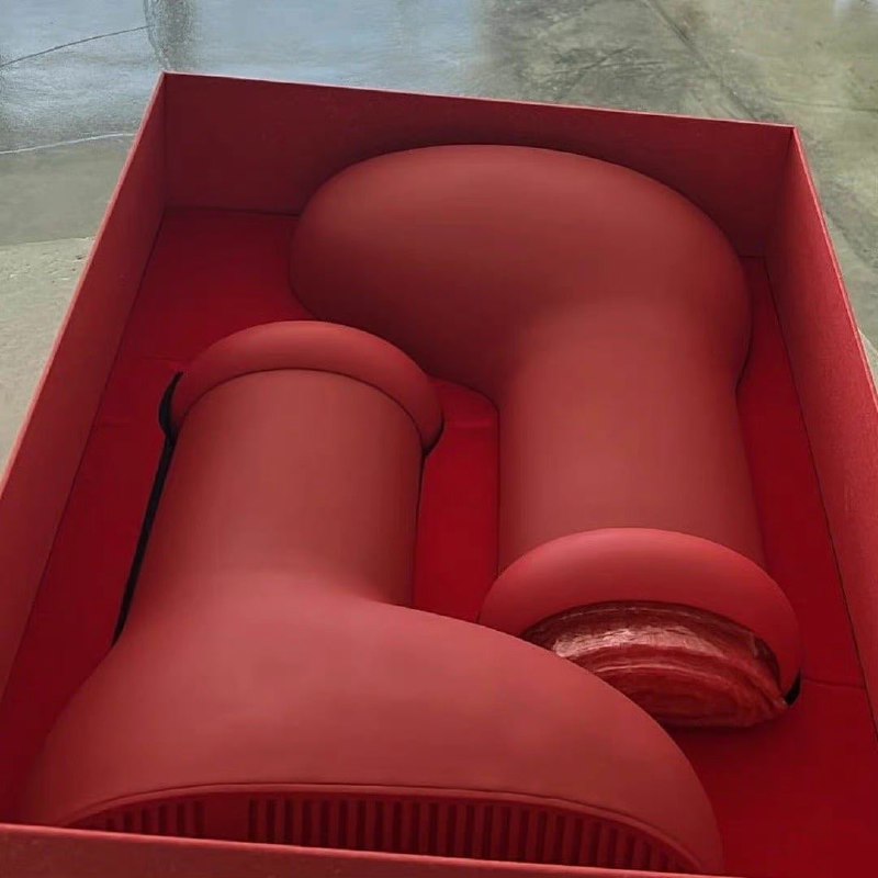 搞怪品牌Mschf推出的 #阿童木 大红靴，上脚照确实挺二次元的🤔搞怪品牌Mschf推出的 #阿童木 大红靴，上脚照确实挺二次元的🤔