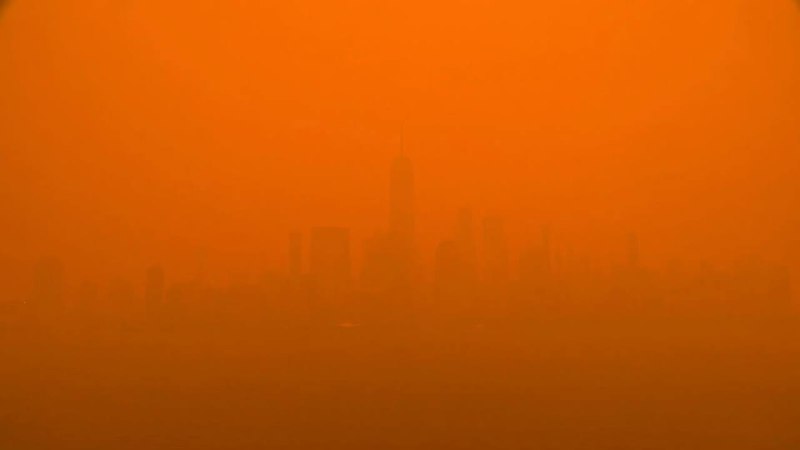 受加拿大山火肆虐，目前纽约的空气污染指数爆表，成为昨天全球污染最严重的城市，图为EarthCam刚刚拍摄的纽约实时画面