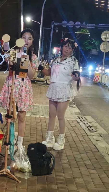 路边美女主播，怎么搭讪？😋路边美女主播，怎么搭讪？😋