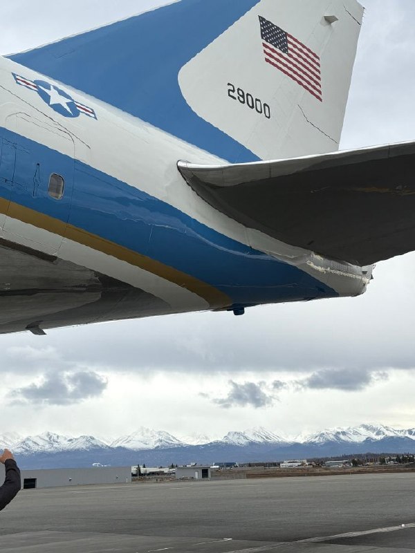 特朗普的空军一号在阿拉斯加加油，新上来了一位乘客