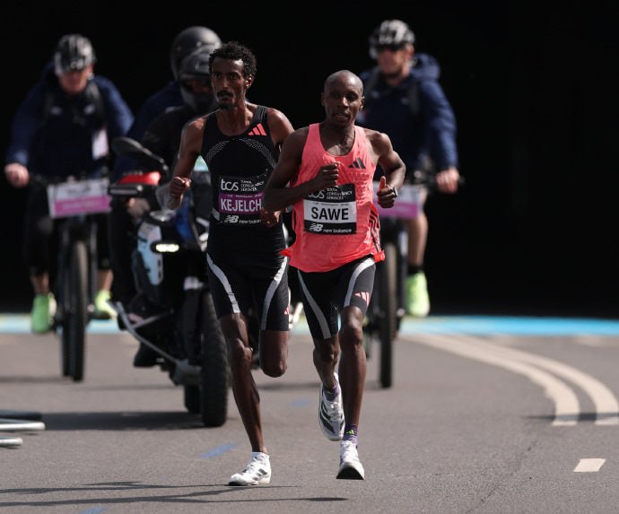 人类马拉松破二北京时间2026年4月26日，在伦敦马拉松赛场上，肯尼亚选手塞巴斯蒂安·萨维以 1小时59分30秒 的惊人成绩冲线，成为人类历史上首位在正式马拉松比赛中突破2小时大关的运动员，标志着马拉松运动迎来历史性里程碑