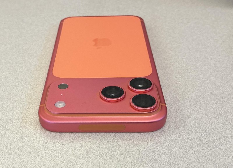 有网友的橙色iPhone17 Pro Max掉色成玫瑰金了……😧有网友的橙色iPhone17 Pro Max掉色成玫瑰金了……😧