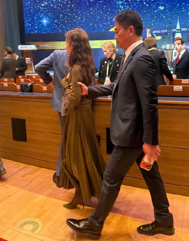 11月1日，刘强东在APEC峰会期间被拍到表情严肃的现场照片，随后他在朋友圈幽默发文